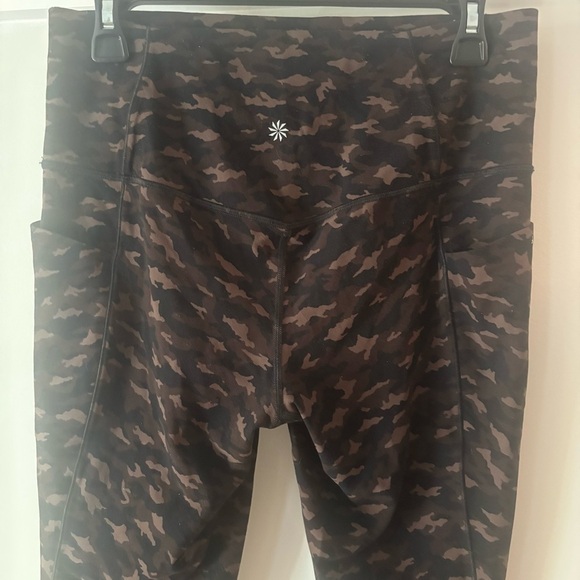 Athleta Salutation Stash Pocket II 7/8 Camo Leggings Large - Picture 5 of 10